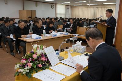 연두순시자료를 보고 있는 직원들과 시장님