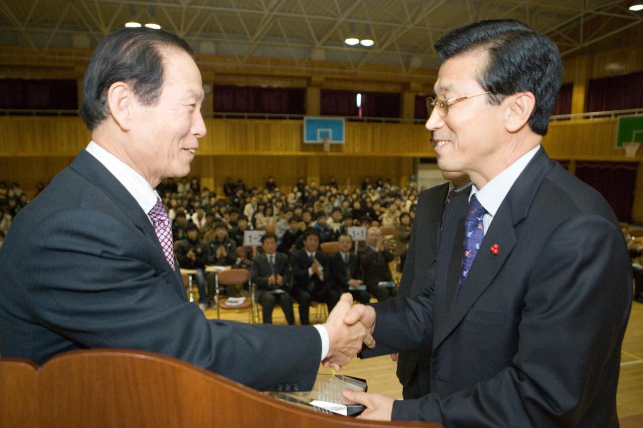 주말학력프로그램 개강식에서 임원에게 상패를 전달하며 악수하는 시장님1