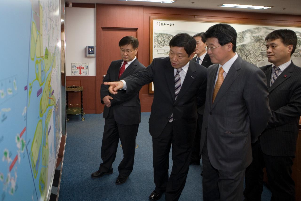 보건복지교육 MOU체결식이 있는 시장면담실에서 군산시개발계획도를 가리키며 말씀을 나누고 계시는 임원들2