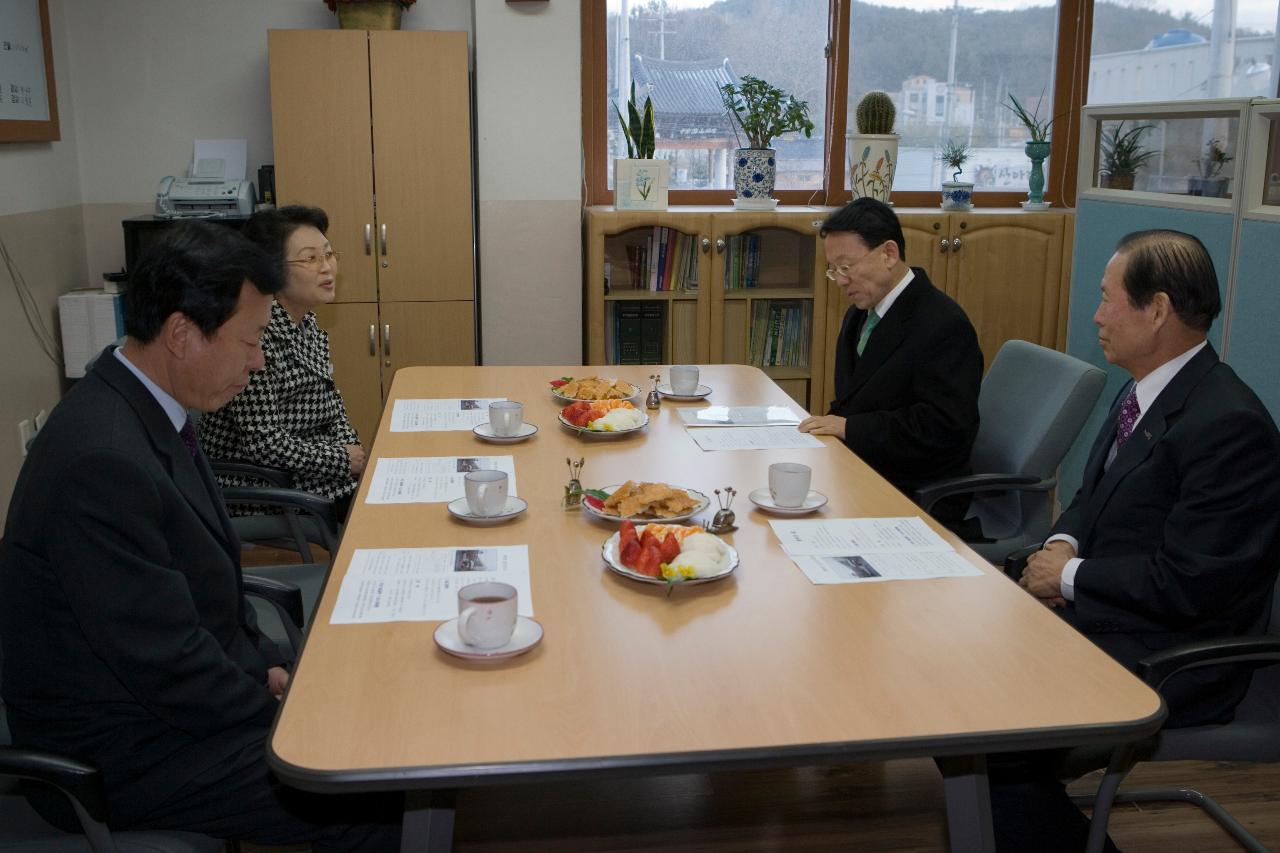 테이블에 둘러앉아 자료를 보면서 말씀을 나누는 시장님과 도지사님과 관련인사들1