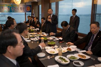 만찬 및 간담회에서 일어나 말씀하고 계신 시장님과 참석해 앉아 계신 도지사님과 임원들1