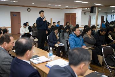 일어나 자료를 설명하는 직원과 앉아서 듣고 있는 직원들2