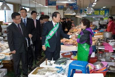 수산물센터 주민과 악수를 하고 계신 시장님3