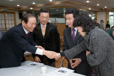 삼학동 연두순시를 하면서 사람들과 악수를 나누고 있는 시장님3