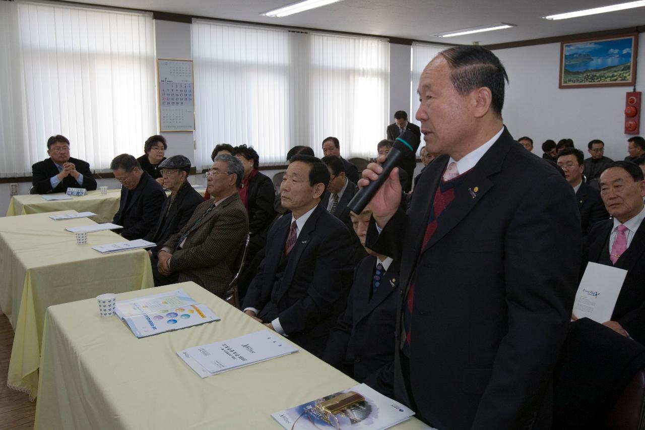 일어나 말하고 계신 직원과 앉아서 경청하고 계신 직원들