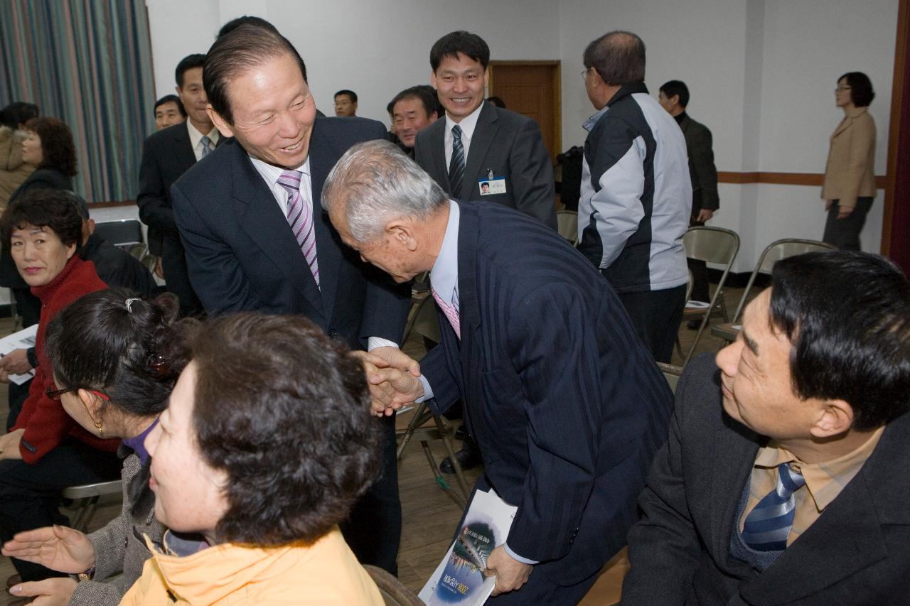 옥서면 연두순시를 하며 직원과 악수를 나누는 시장님3