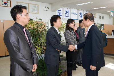 옥구읍 연두순시를 하며 직원들과 악수를 하고 있는 시장님1