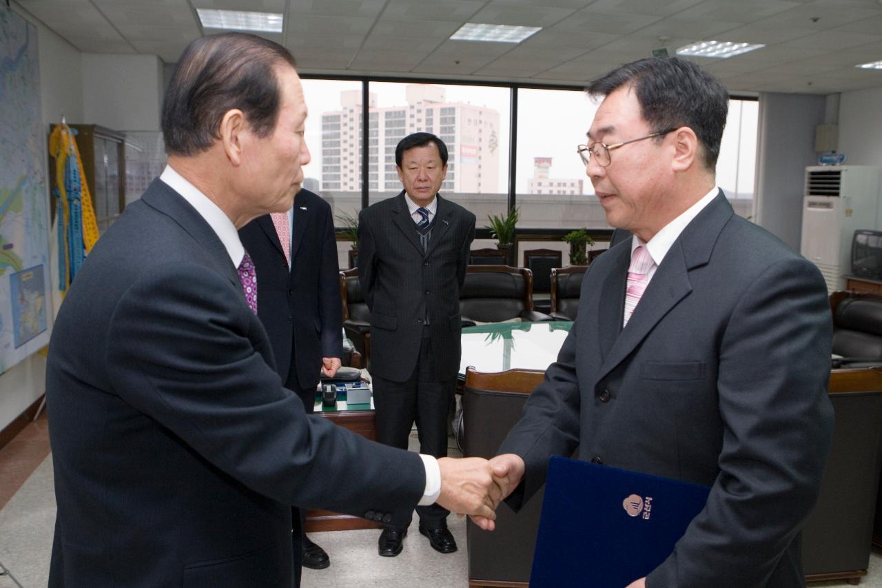 사령장을 교부하고 악수를 나누는 시장님2