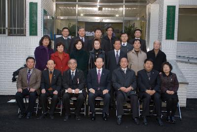 서수면 연두순시를 기념으로 사진을 찍고 있는 시장님과 직원들