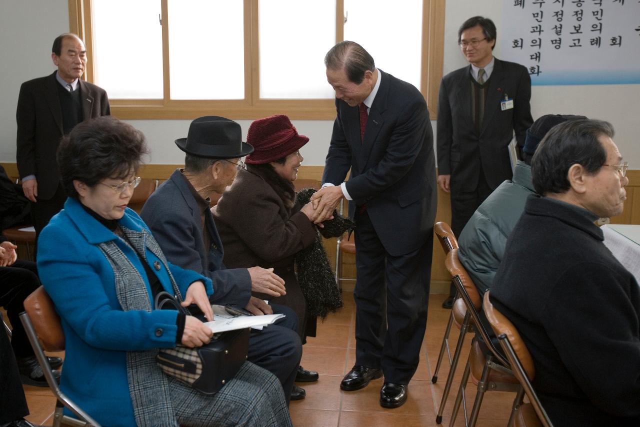 삼학동 연두순시를 하면서 사람들과 악수를 나누고 있는 시장님2