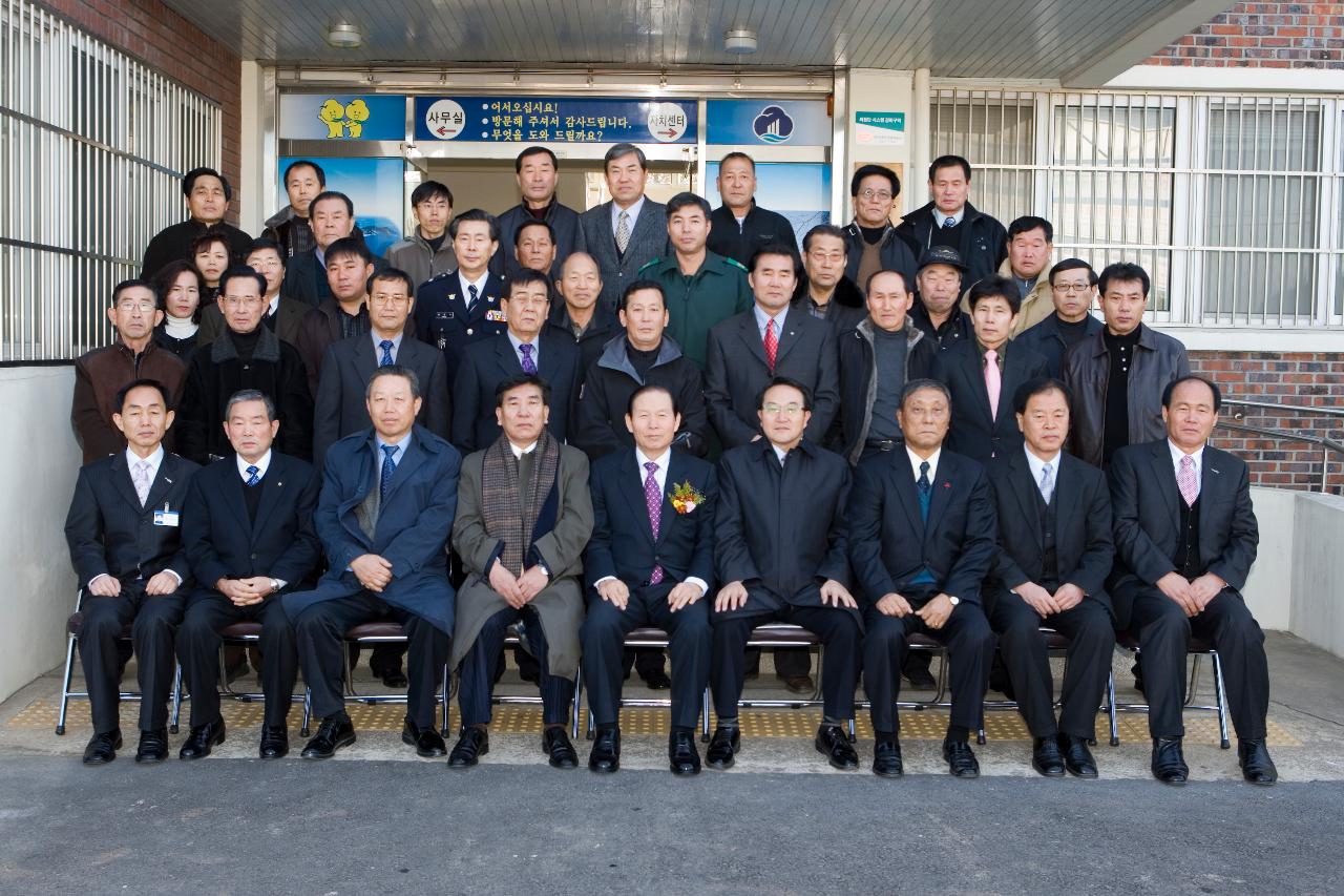 옥산면 연두순시를 기념으로 시장님과 직원들이 함께 사진을 찍는 모습