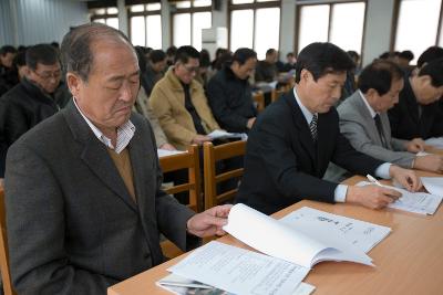 의자에 앉아서 연두순시자료를 보고 있는 사람들4