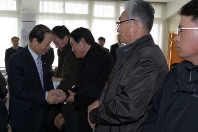 옥구읍 연두순시를 하며 직원들과 악수를 하고 있는 시장님2