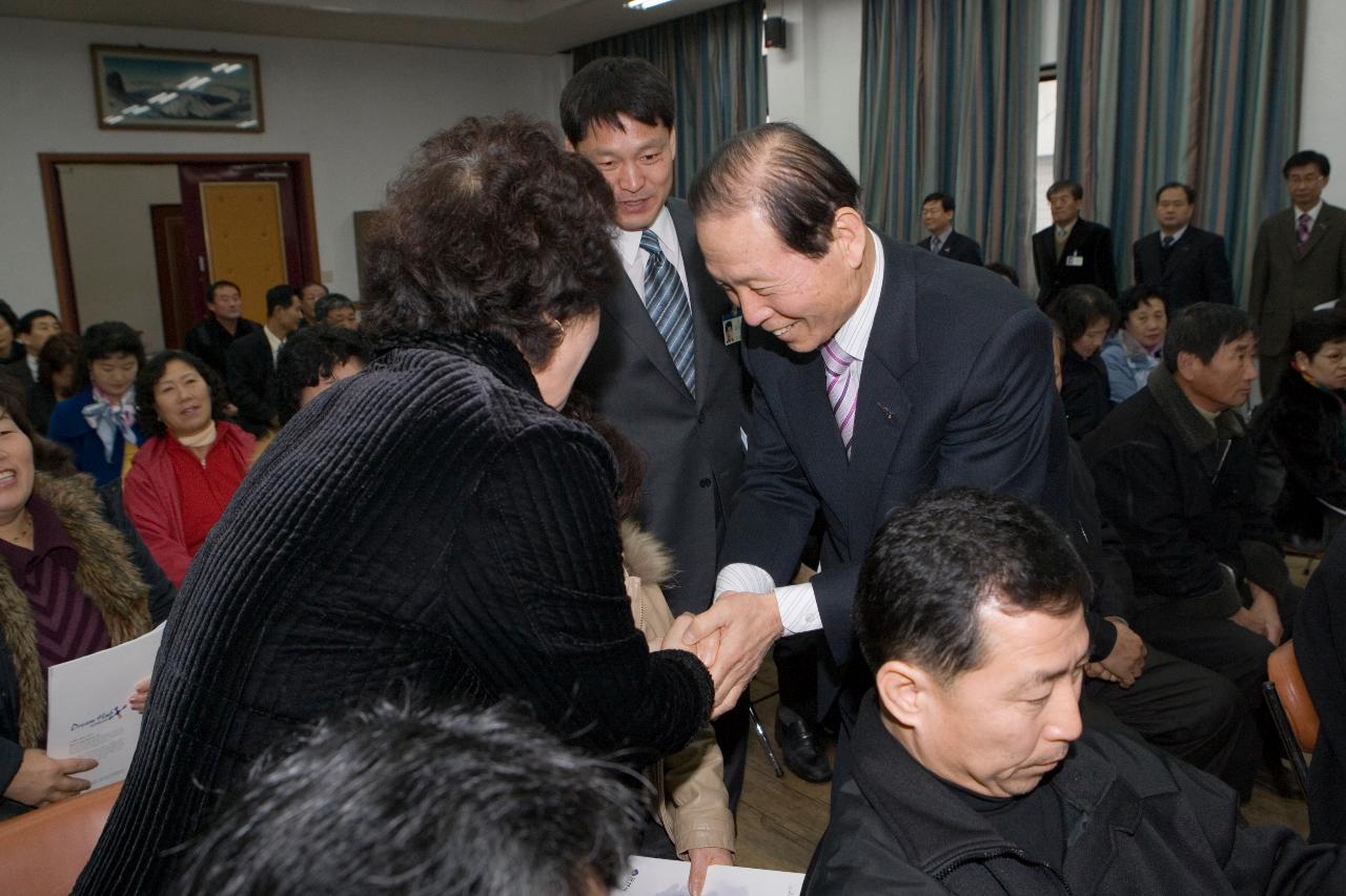 옥서면 연두순시를 하며 직원과 악수를 나누는 시장님4