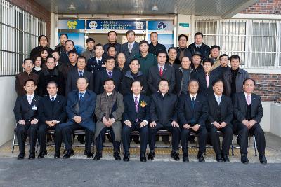 옥산면 연두순시를 기념으로 시장님과 직원들이 함께 사진을 찍는 모습