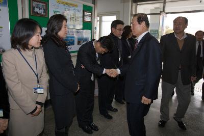 대야면 연두순시를 하면서 직원들과 악수를 나누는 시장님2