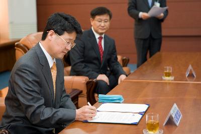 체결서에 사인하고 계시는 보건복지교육대표님