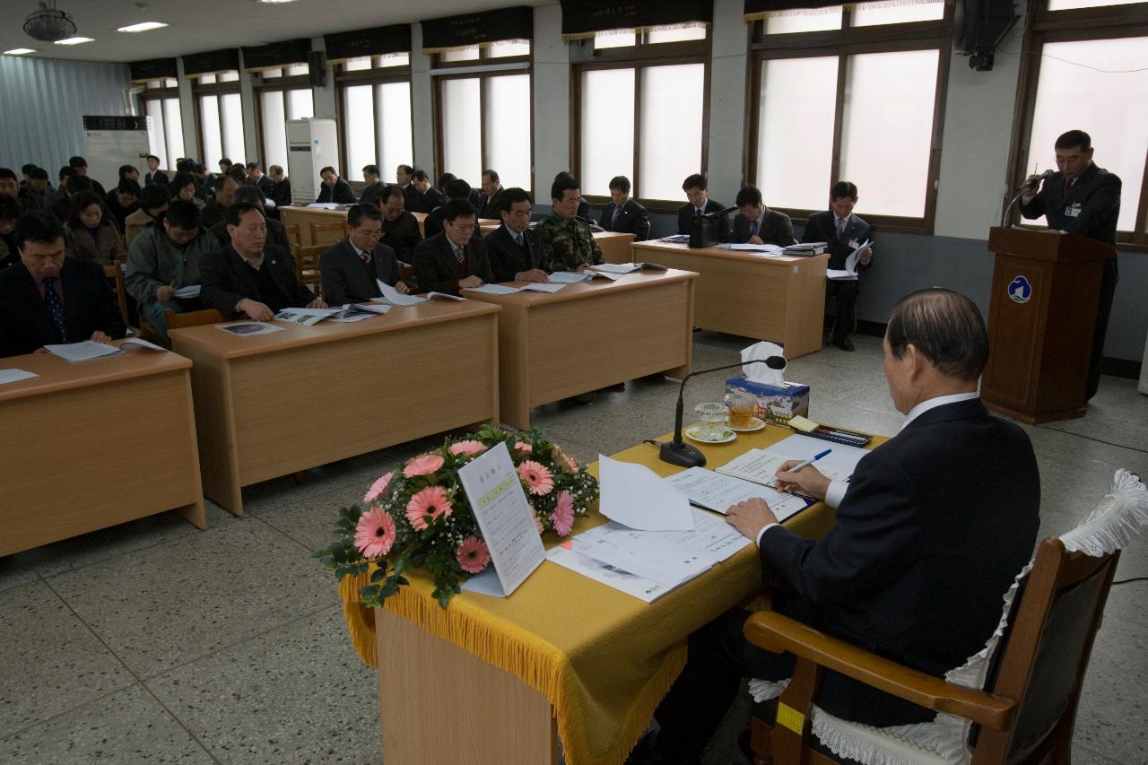 의자에 앉아서 연두순시자료를 보고 있는 사람들과 시장님1