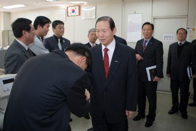 신년을 맞이해 시청 안 직원들과 악수를 나누는 문동신시장님과 주위에 서 있는 직원들2