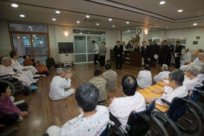 행복한집을 방문한 도지사님과 시장님과 관련인사들을 환영하는 어르신들