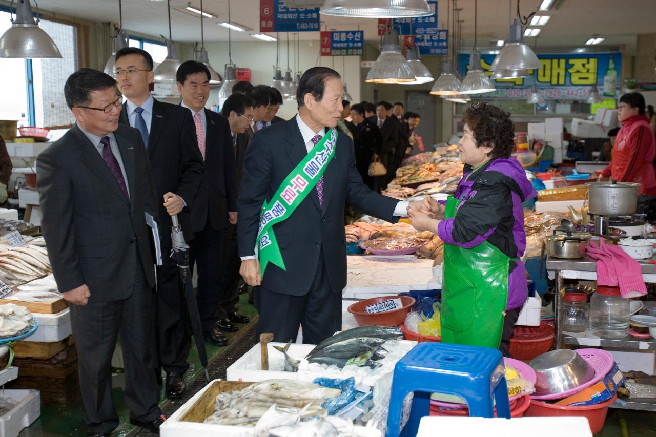 수산물센터 주민과 악수를 하고 계신 시장님3