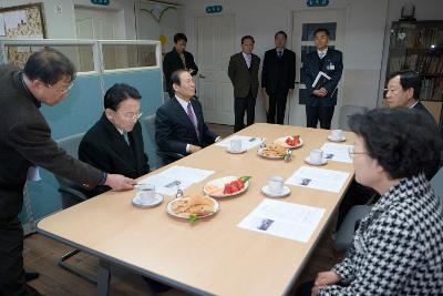 테이블에 둘러앉아 자료를 보면서 말씀을 나누는 시장님과 도지사님과 관련인사들2