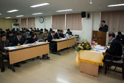 연두순시 자료를 보고 있는 직원들과 시장님2