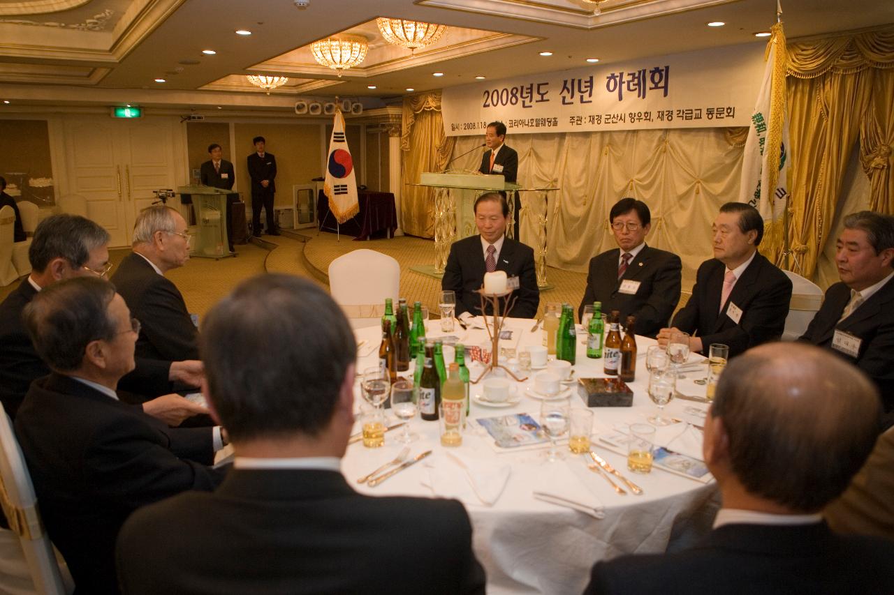 말씀하고 계시는 강봉균시의원과 앉아서 경청하고 계시는 관련인사들2