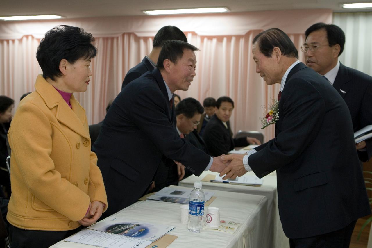 수송동 연두순시를 맞이해 직원들과 악수를 나누는 시장님4