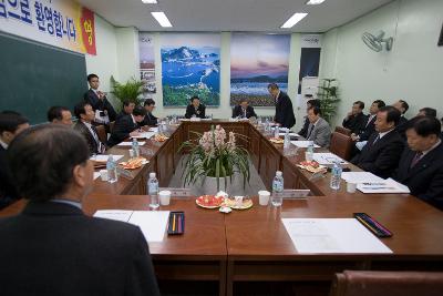 도지사 농축산관련 단체장 간담회에서 일어나 말하고 있는 임원과 참석한 시장님과 도지사님과 임원들이 테이블에 둘러 앉아있는 모습3