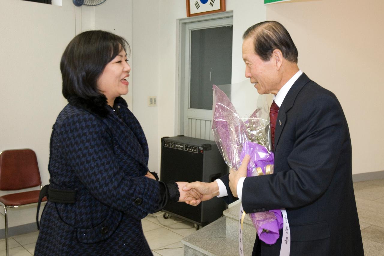 오룡동 연두순시를 하면서 직원들과 악수를 나누는 시장님7