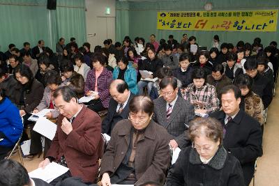 자리에 앉아서 연두순시자료를 보고 있는 직원들1