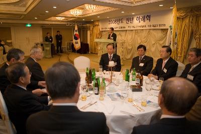 말씀하고 계시는 강봉균시의원과 앉아서 경청하고 계시는 관련인사들2