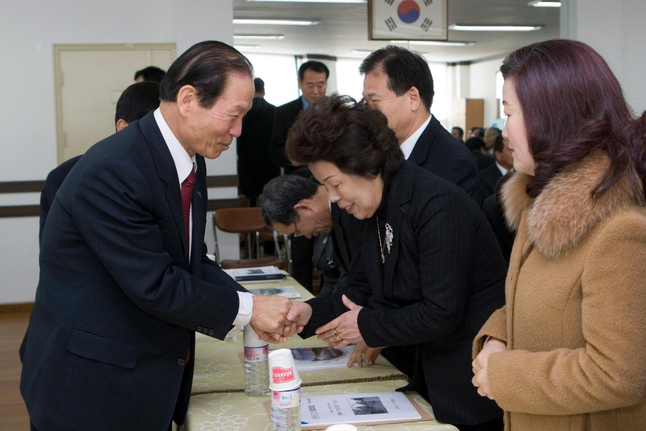 경암동 연두순시를 맞이해 직원들과 악수를 나누는 시장님3