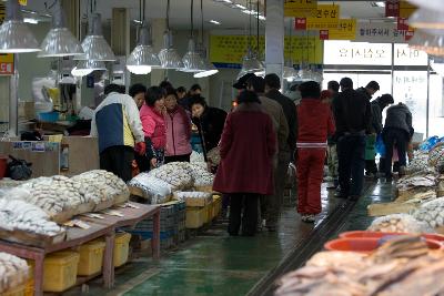 수산물을 보며 수산물센터주민과 말씀을 나누고 있는 사람들1