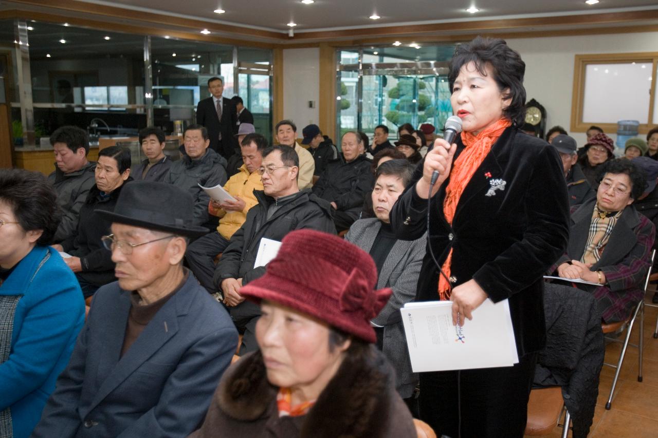 일어나 말하고 있는 직원과 자리에 앉아 경청하고 있는 사람들2