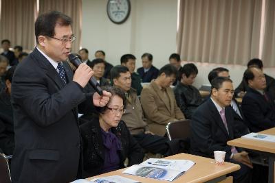 일어나 설명하고 있는 직원과 앉아 듣고 있는 직원들2