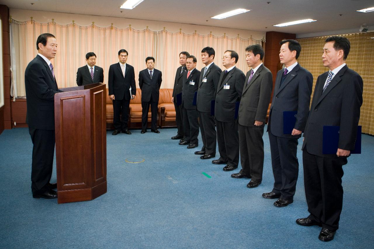 사령교부를 마치고 말씀하고 계신 시장님과 나란히 서있는 임원들