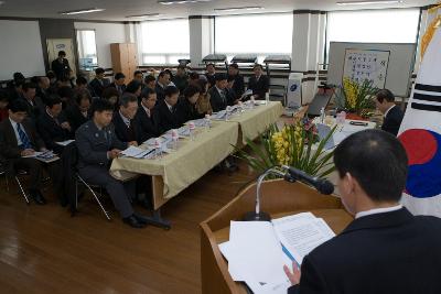 앞에서 연두순시 진행을 하고 있는 진행자와 앉아 계시는 직원들