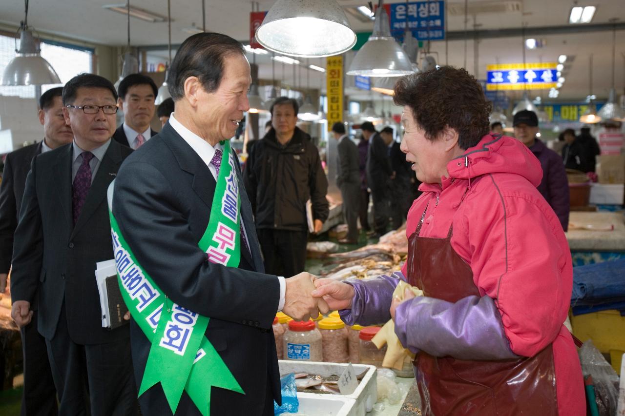 수산물센터 주민과 악수를 하고 계신 시장님4