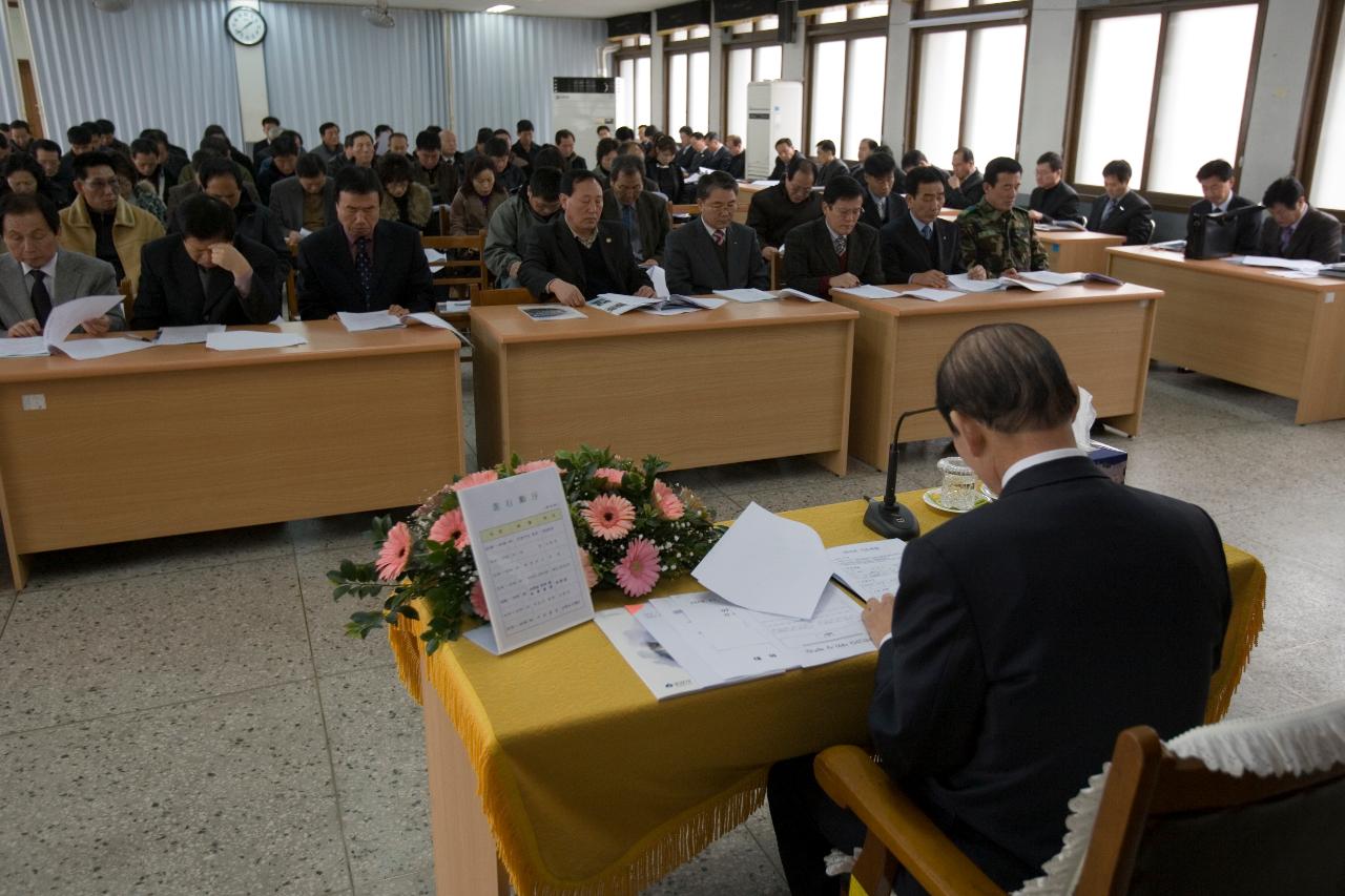 의자에 앉아서 연두순시자료를 보고 있는 사람들과 시장님2