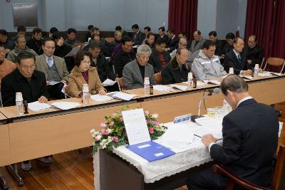 앉아서 연두순시 자료를 보고 계시는 직원들과 시장님2