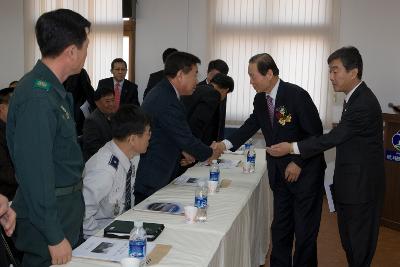 미성동 주민자치센터에서 직원들과 악수하는 시장님