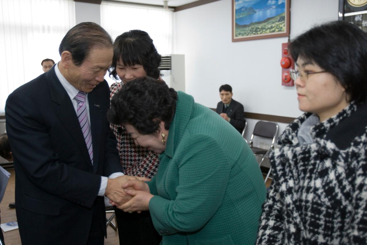 월명동 연두순시를 하며 직원들과 악수를 나누고 있는 시장님2