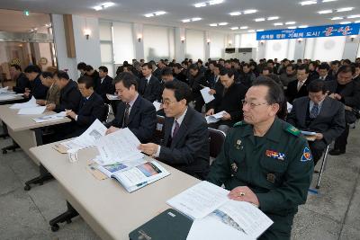 시장님을 보고 앉아있는 사람들2