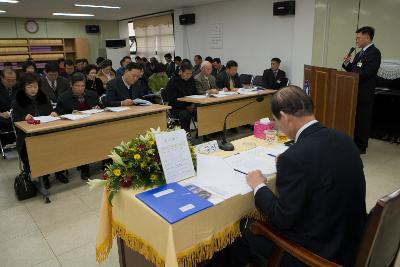 연두순시자료를 보고 있는 직원들과 시장님2