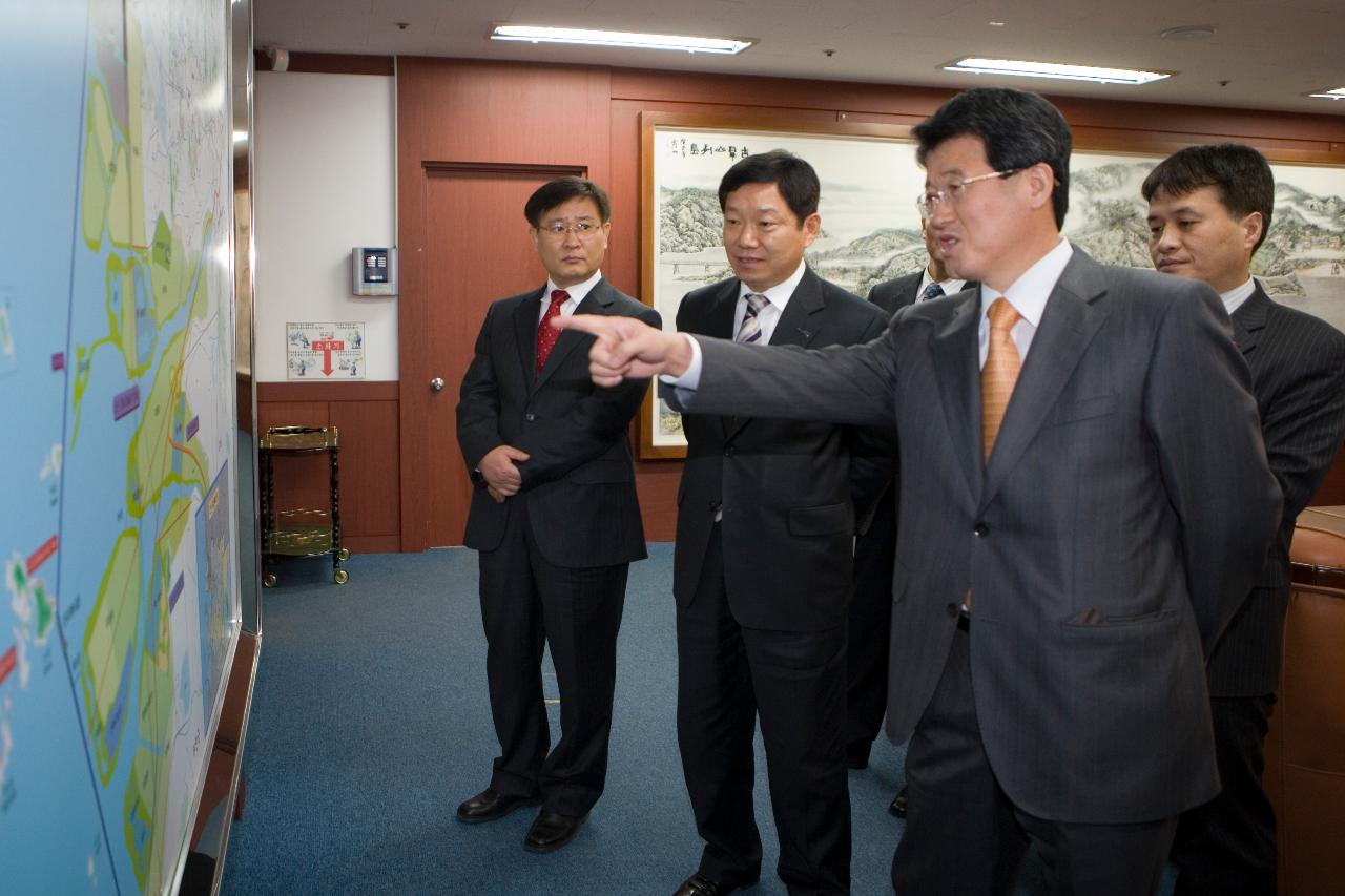 보건복지교육 MOU체결식이 있는 시장면담실에서 군산시개발계획도를 가리키며 말씀을 나누고 계시는 임원들3