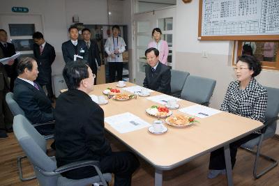 테이블에 둘러앉아 자료를 보면서 말씀을 나누는 시장님과 도지사님과 관련인사들4