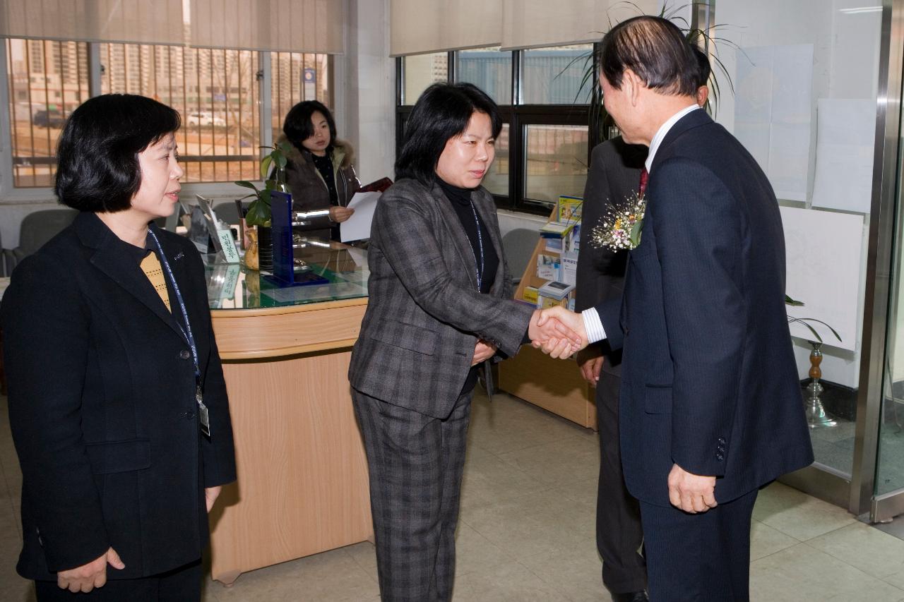 수송동 연두순시를 맞이해 직원들과 악수를 나누는 시장님2