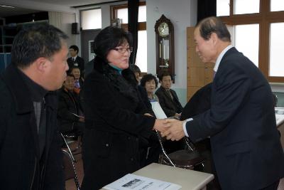 개정면 연두순시를 맞아 직원들과 악수를 나누며 인사하고 계시는 시장님3